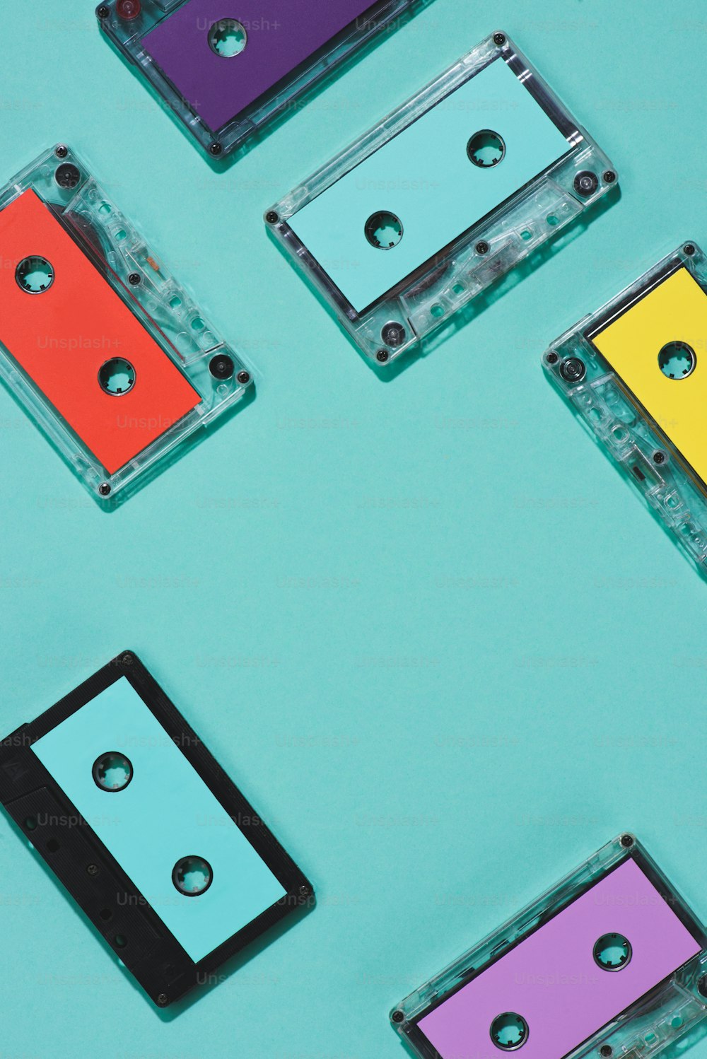 파란색으로 분리된 다채로운 복고풍 오디오 카세트가 배열된 플랫 레이