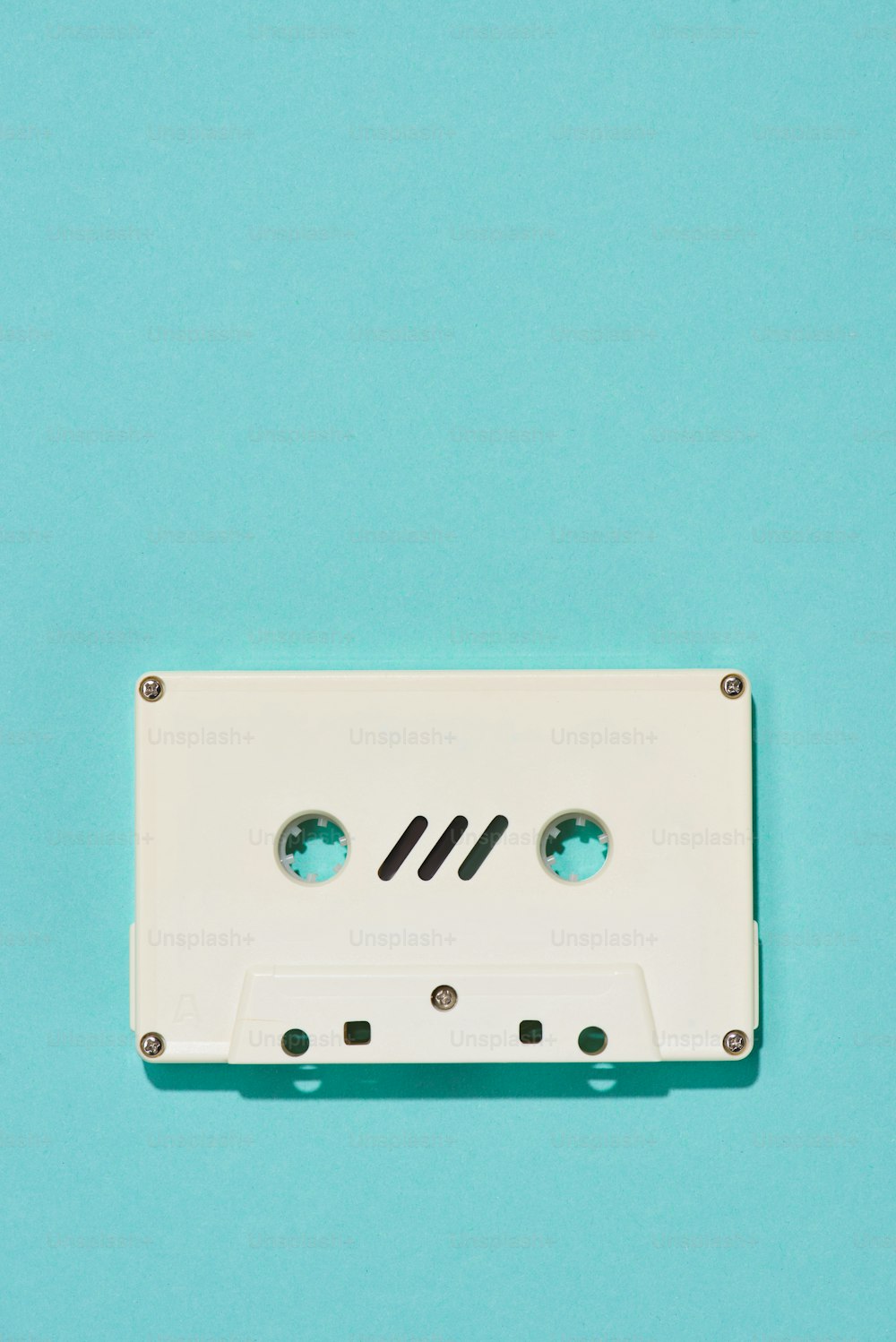 Draufsicht auf weiße Retro-Audiokassette isoliert auf blau