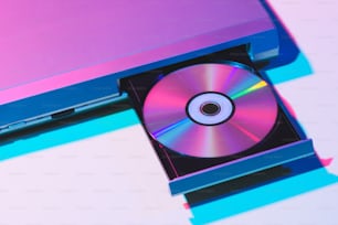 Vista de cerca del reproductor de DVD con disco