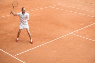 tenista de estilo retrô com raquete na quadra de tênis