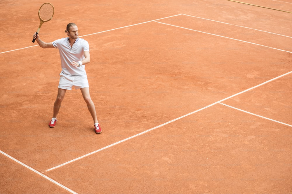 Jugador de tenis de estilo retro con raqueta en la cancha de tenis