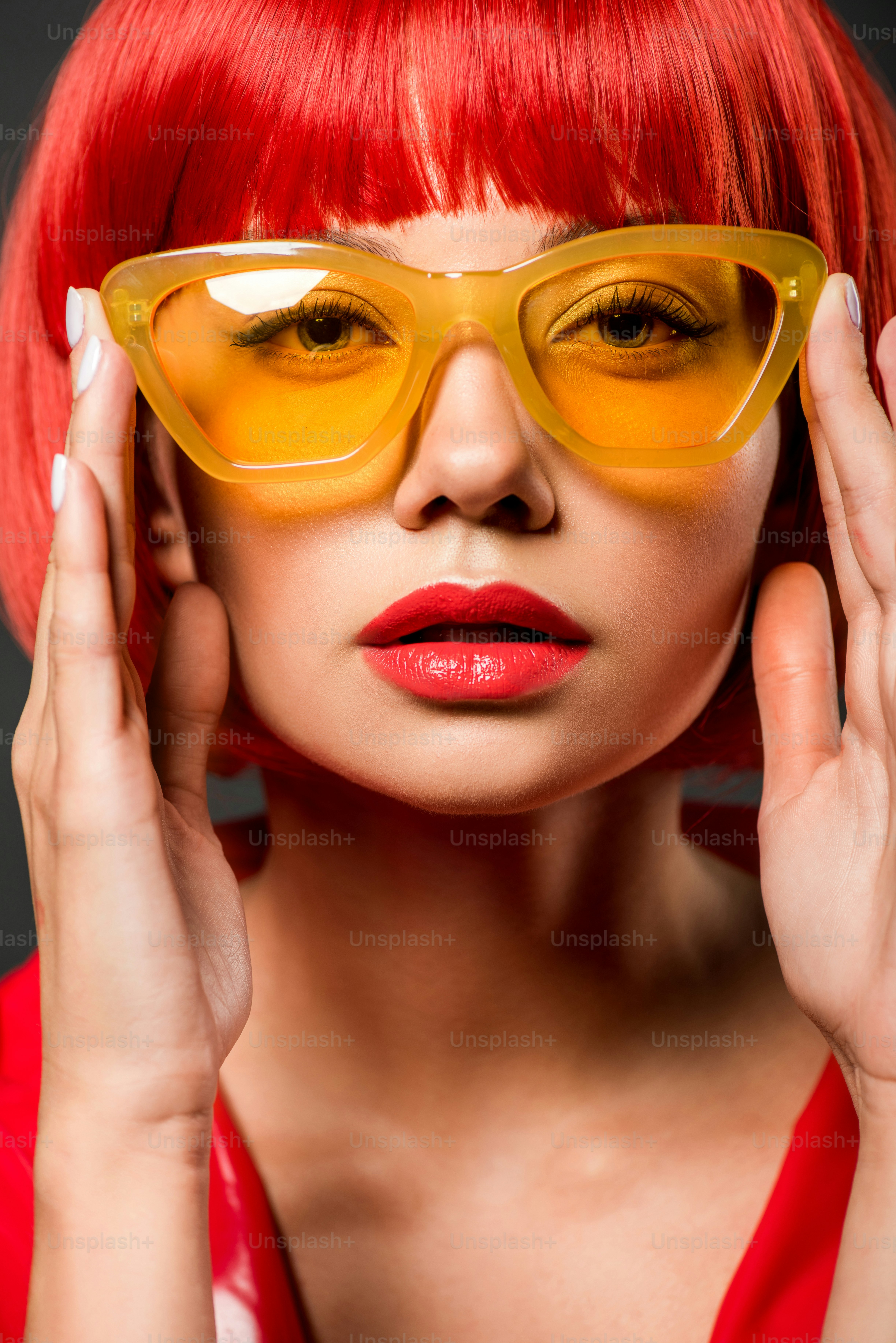 potret close-up wanita muda cantik dengan kacamata hitam kuning vintage melihat kamera