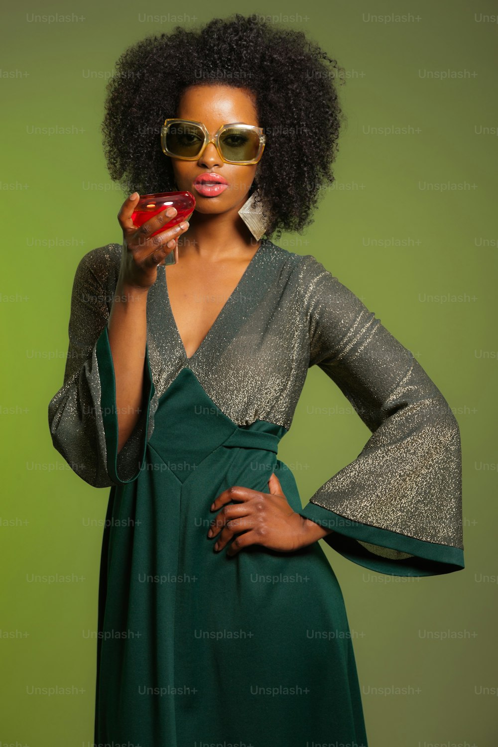 Retro 70s fashion black woman with sunglasses and white shirt. Brown  background. photo – Portrait Image on Unsplash