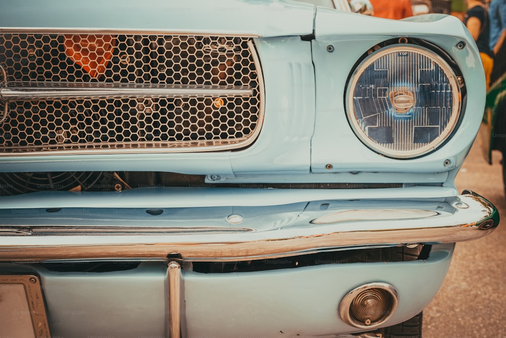 Lámpara de faro de coche vintage - vehículos de estilo clásico vintage. Efecto de filtro de color de película retro.