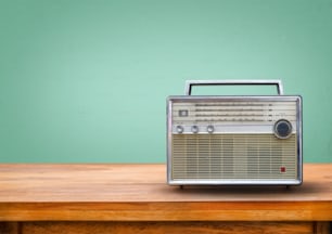 Altes Retro-Radio auf dem Tisch mit grünem Vintage-Augenlichthintergrund