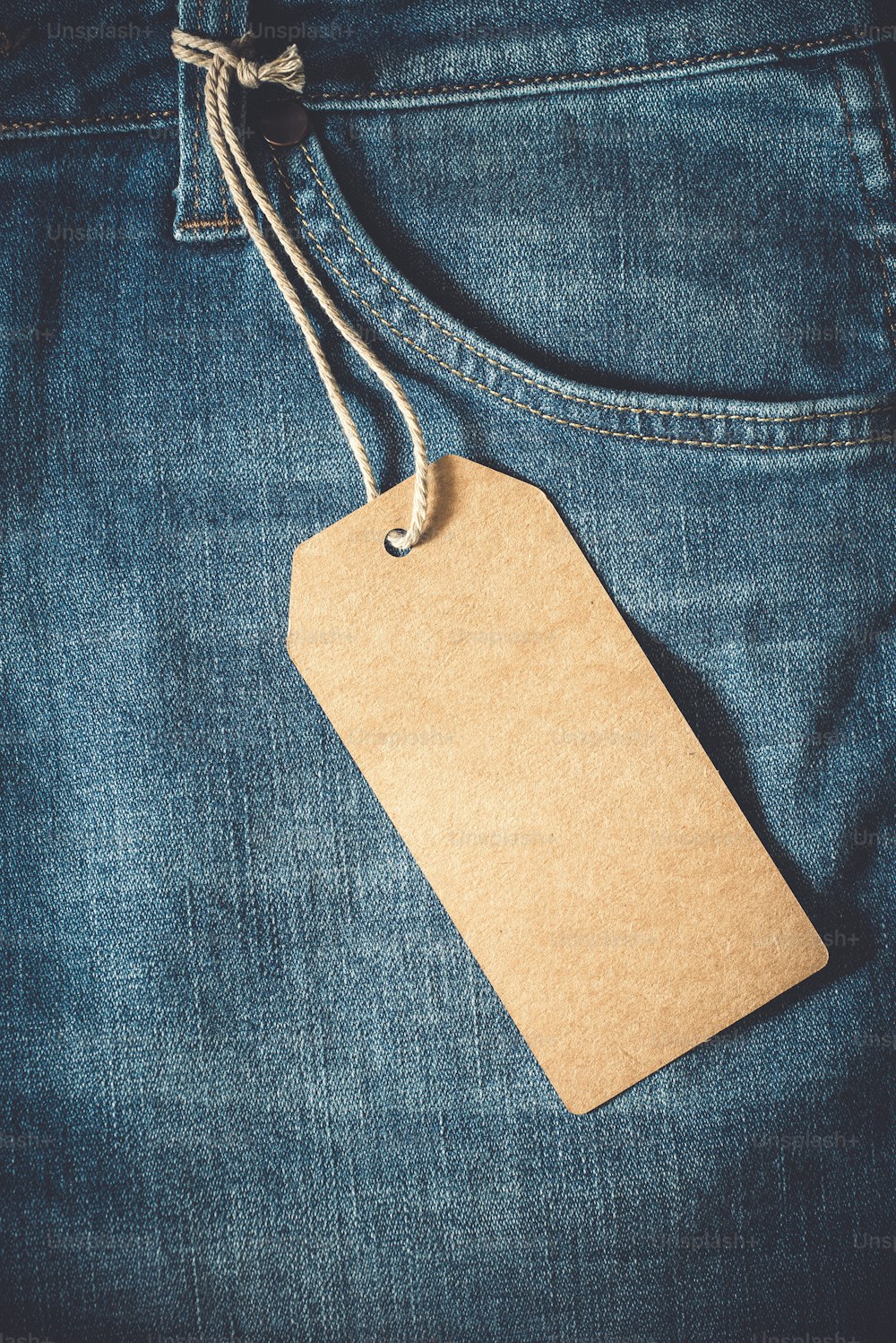 Etiqueta de papel marrón vacía de jean. Estilo de efecto de color vintage.