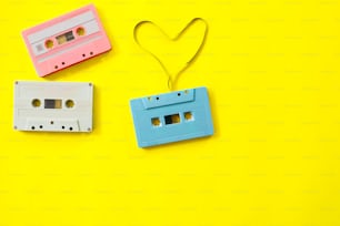 Magnétophone à cassettes vintage sur fond jaune, pose plate, vue de dessus. Technologie rétro