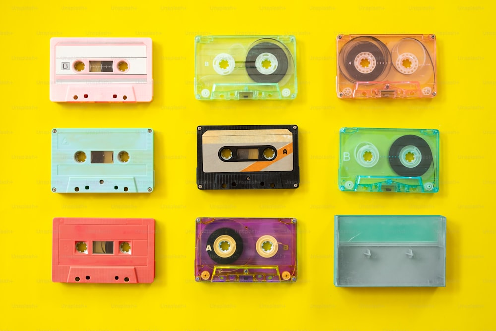 Set von Vintage-Tonband-Kassettenrekorder auf gelbem Hintergrund, Flat Lay, Draufsicht. Retro-Technologie