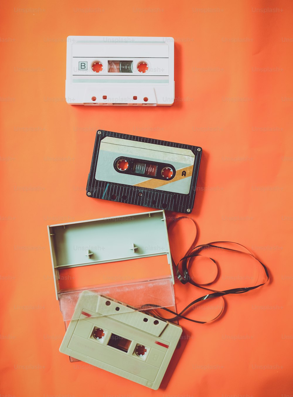 Registratore a cassette vintage su sfondo a colori, posa piatta, vista dall'alto. Tecnologia retrò