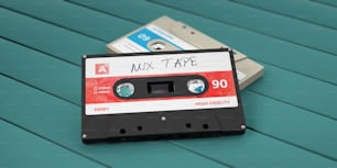 1970年代 - 1980年代のパーティーミュージック。ビンテージオーディオカセット、ラベルにテキストミックステープ、木の背景に分離型。3Dイラスト
