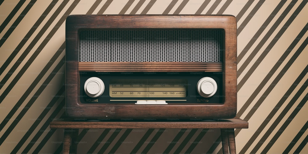 ビンテージのレトロなラジオ。木のテーブルの背景に昔ながらのラジオ、昔ながらの壁の背景、3Dイラスト
