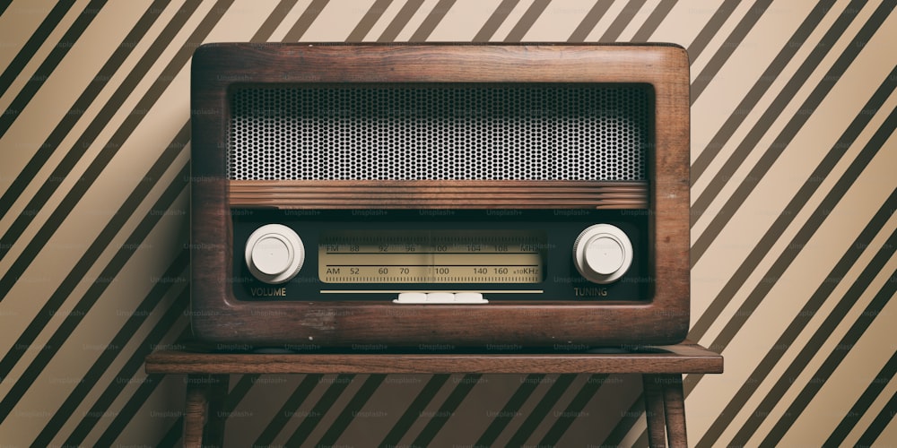 Vintage, Retro-Radio. Radio altmodisch auf Holztisch, altmodischer Wandhintergrund, 3D-Illustration