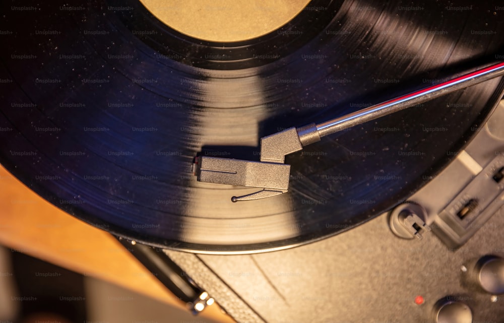 Technologie sonore rétro, jouez de la musique de fête vintage. Tourne-disque vinyle platine, aiguille sur le disque, vue de dessus en gros plan.