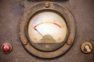 Voltmetro polveroso vintage in un involucro di metallo nero