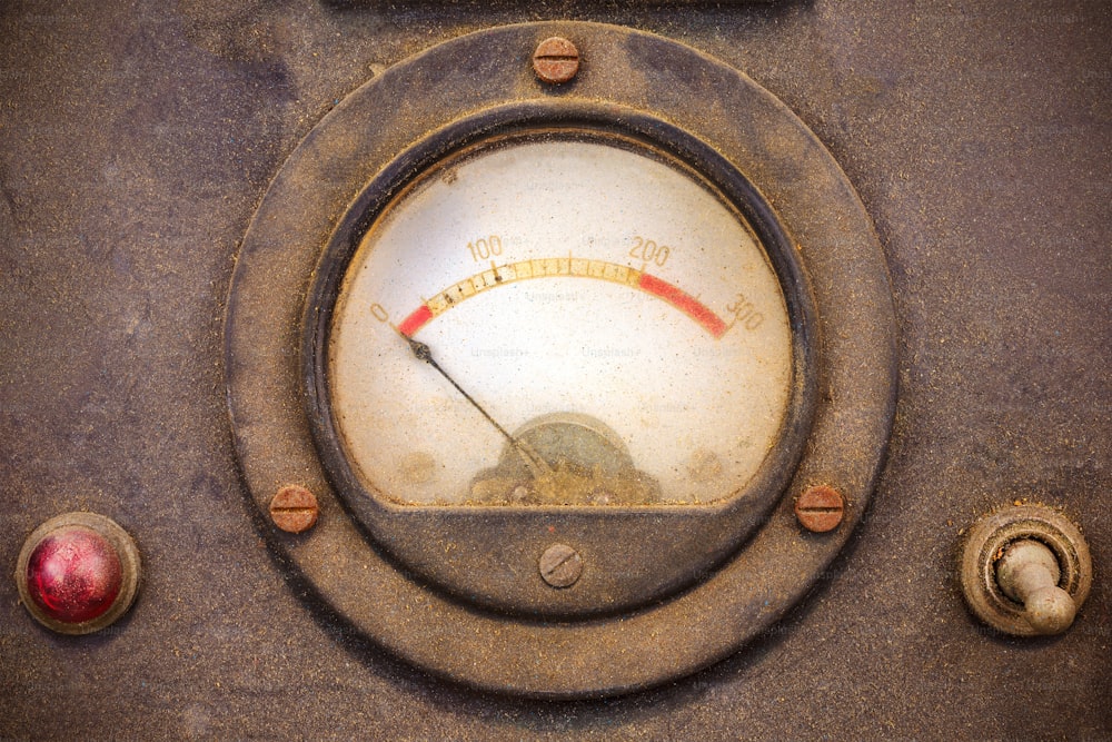 Voltímetro polvoriento vintage en una carcasa de metal negro
