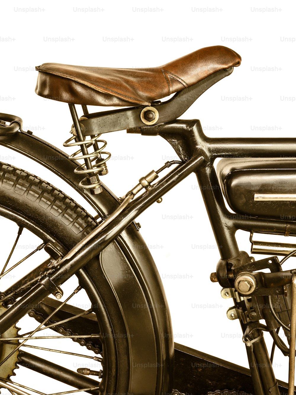 흰색 배경에 격리된 오토바이 안장의 복고풍 스타일 이미지