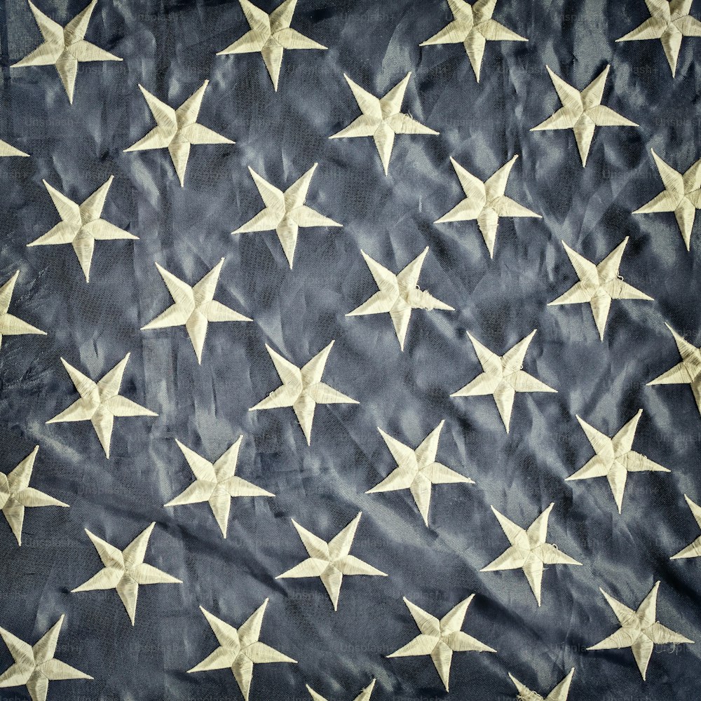 Immagine in stile retrò delle stelle bianche contro il blu della bandiera americana