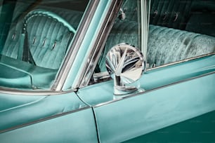 Detalle de estilo retro del lateral de un coche antiguo