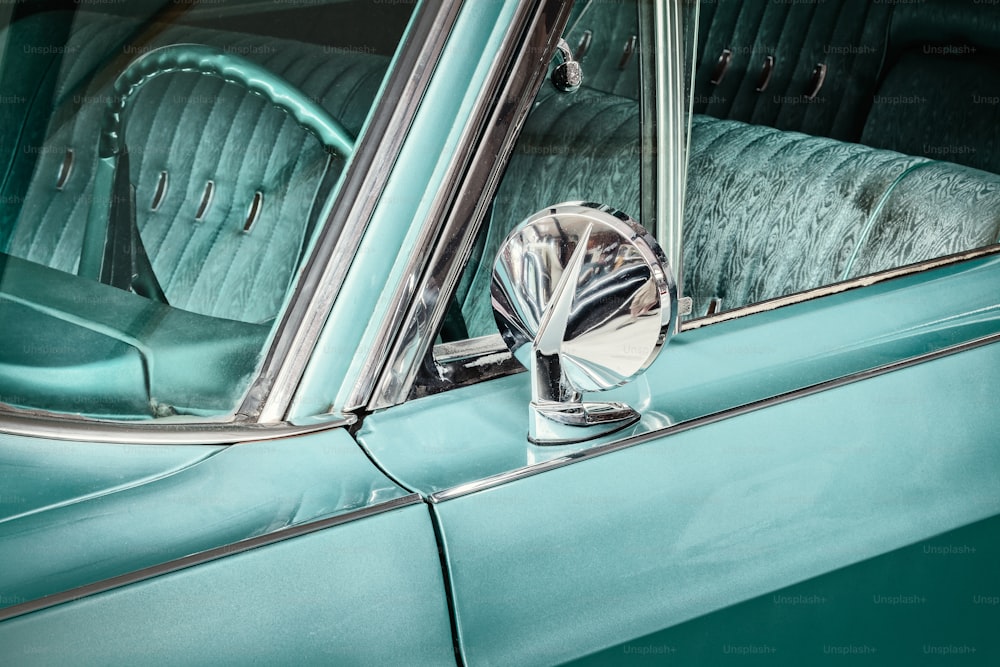 Detalhe de estilo retro do lado de um carro vintage