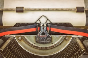 Imagen de estilo retro de una máquina de escribir vintage con una hoja de papel en blanco