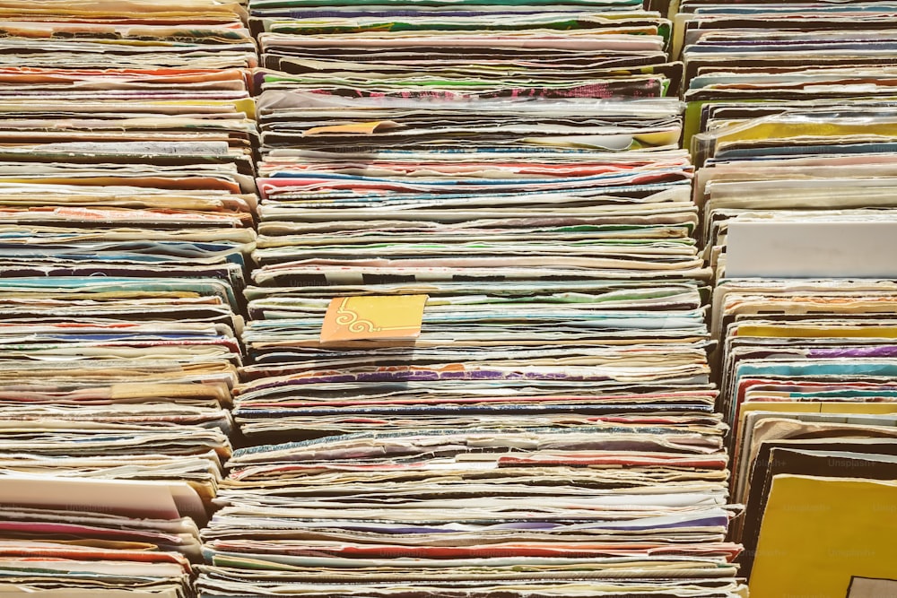벼룩 시장에서 비닐 턴테이블 레코드가 있는 상자의 복고풍 스타일 이미지