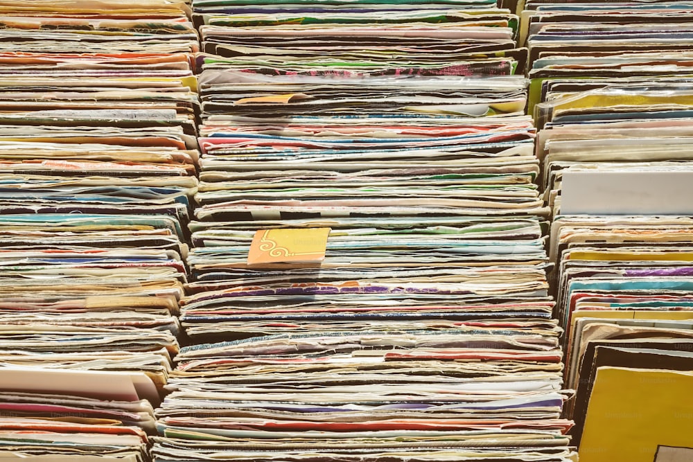 Image de style rétro de boîtes avec disques vinyles vinyles sur un marché aux puces