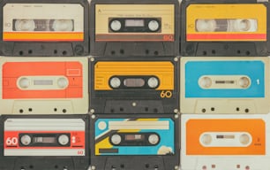 Surtido de diferentes casetes compactos de audio vintage