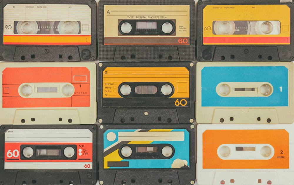 Auswahl an verschiedenen Vintage-Audio-Kompaktkassetten