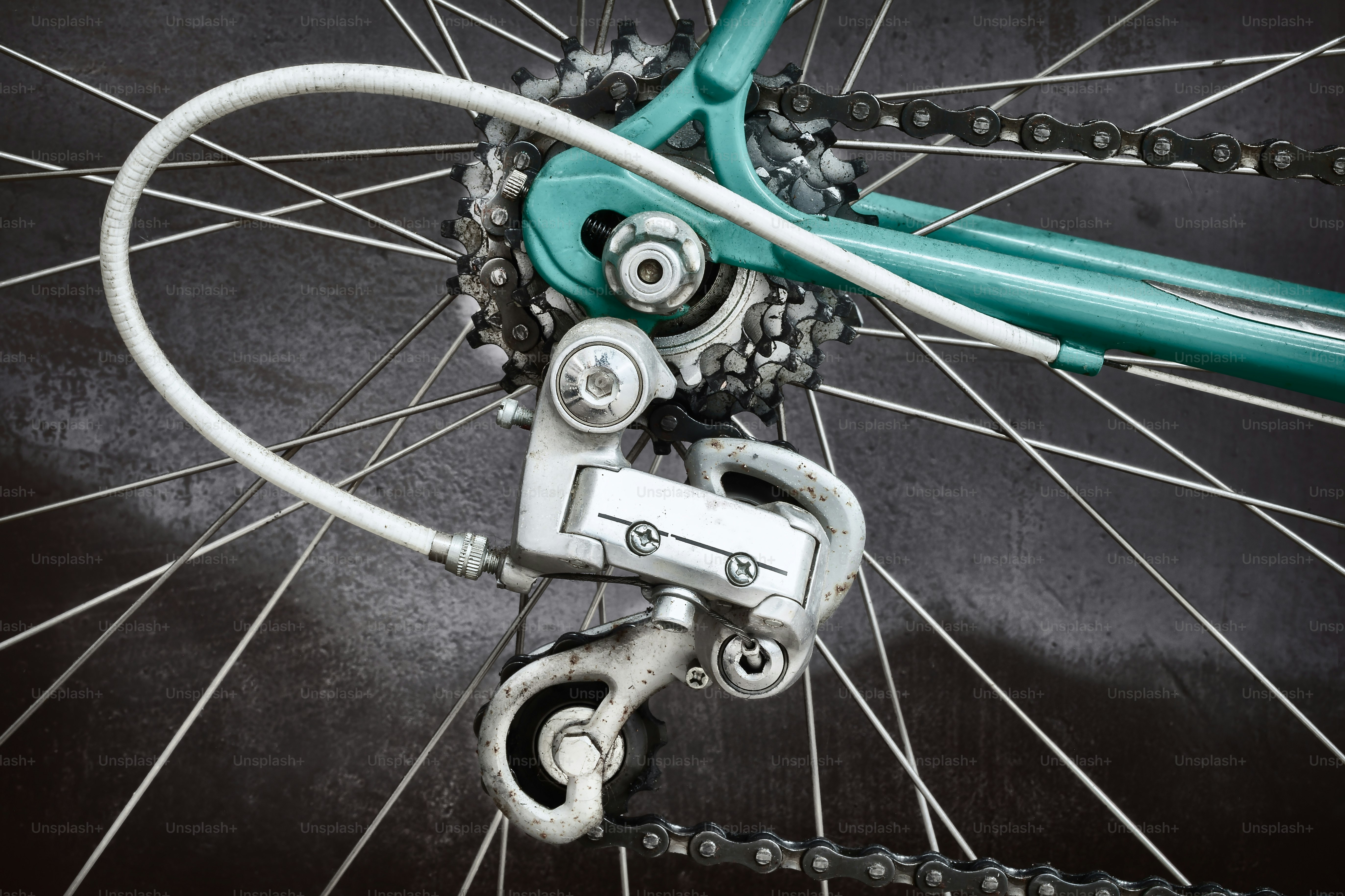 Close up do derailleur de uma bicicleta de corrida vintage setentista azul claro