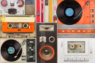 Collezione di giradischi vintage, altoparlanti, cassette compatte e registratori a nastro