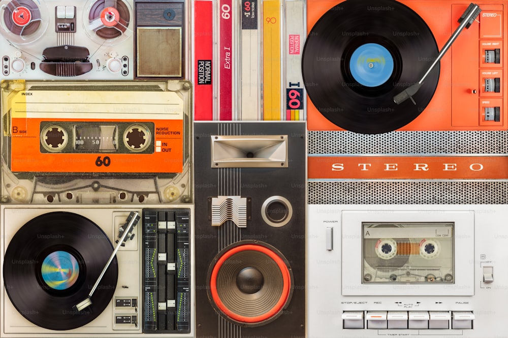 Sammlung von Vintage-Plattenspielern, Lautsprechern, Kompaktkassetten und Tonbandgeräten