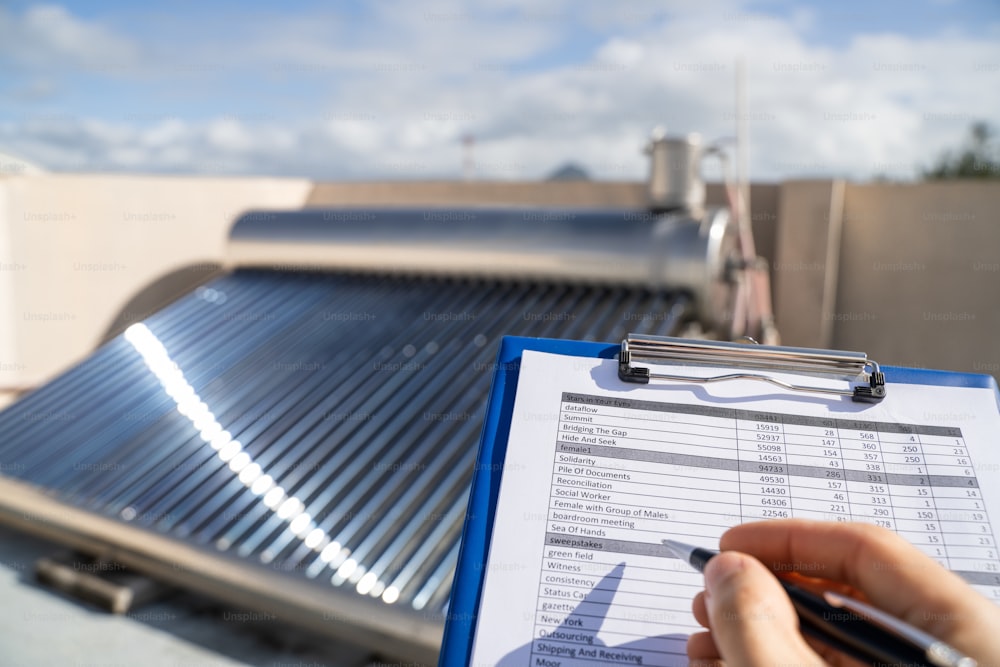 Encanador Masculino Fazendo Inspeção de Caldeira de Energia Solar