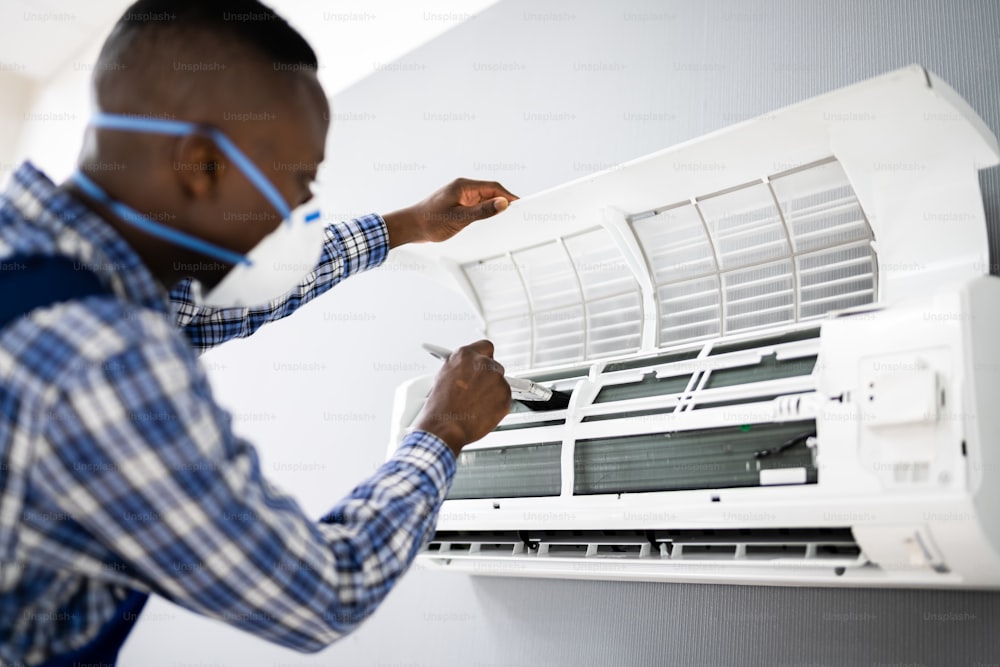 Überprüfung der Klimaanlage und Filterreinigung. Wartungsservice