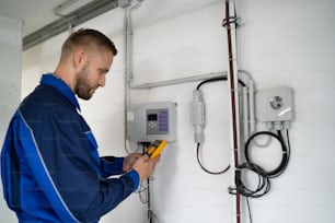 Réparation automatique du contrôleur de pompe à eau par un électricien
