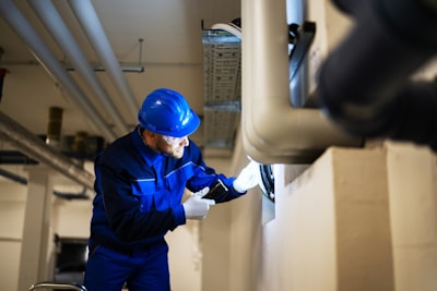 Installateur inspecteert leidingen
