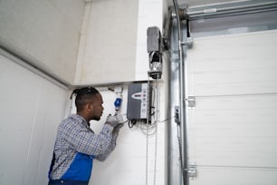 Instalação automática da porta ou portão da garagem. Manutenção e Reparação