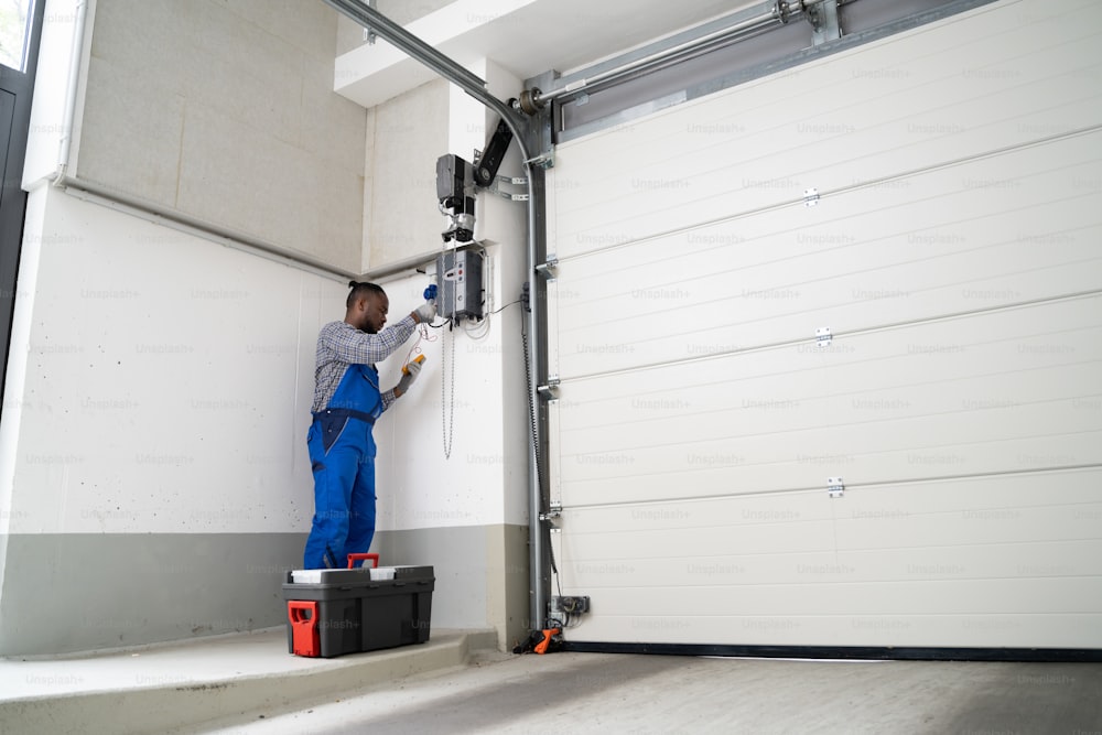 Instalación y reparación de puertas de garaje en casa. Contratista Man In House