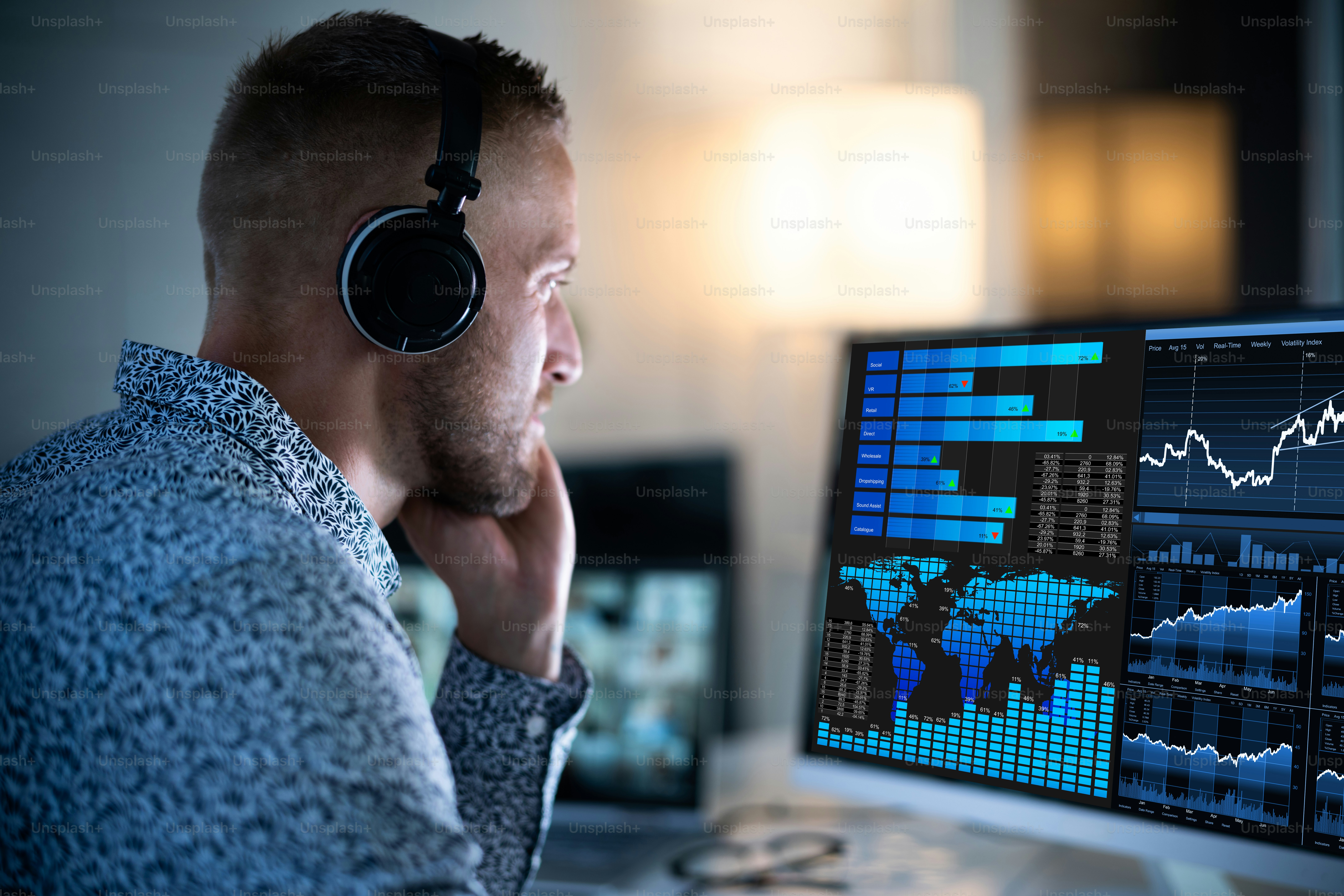 Analista de negocios que trabaja hasta tarde usando KPI Dashboard