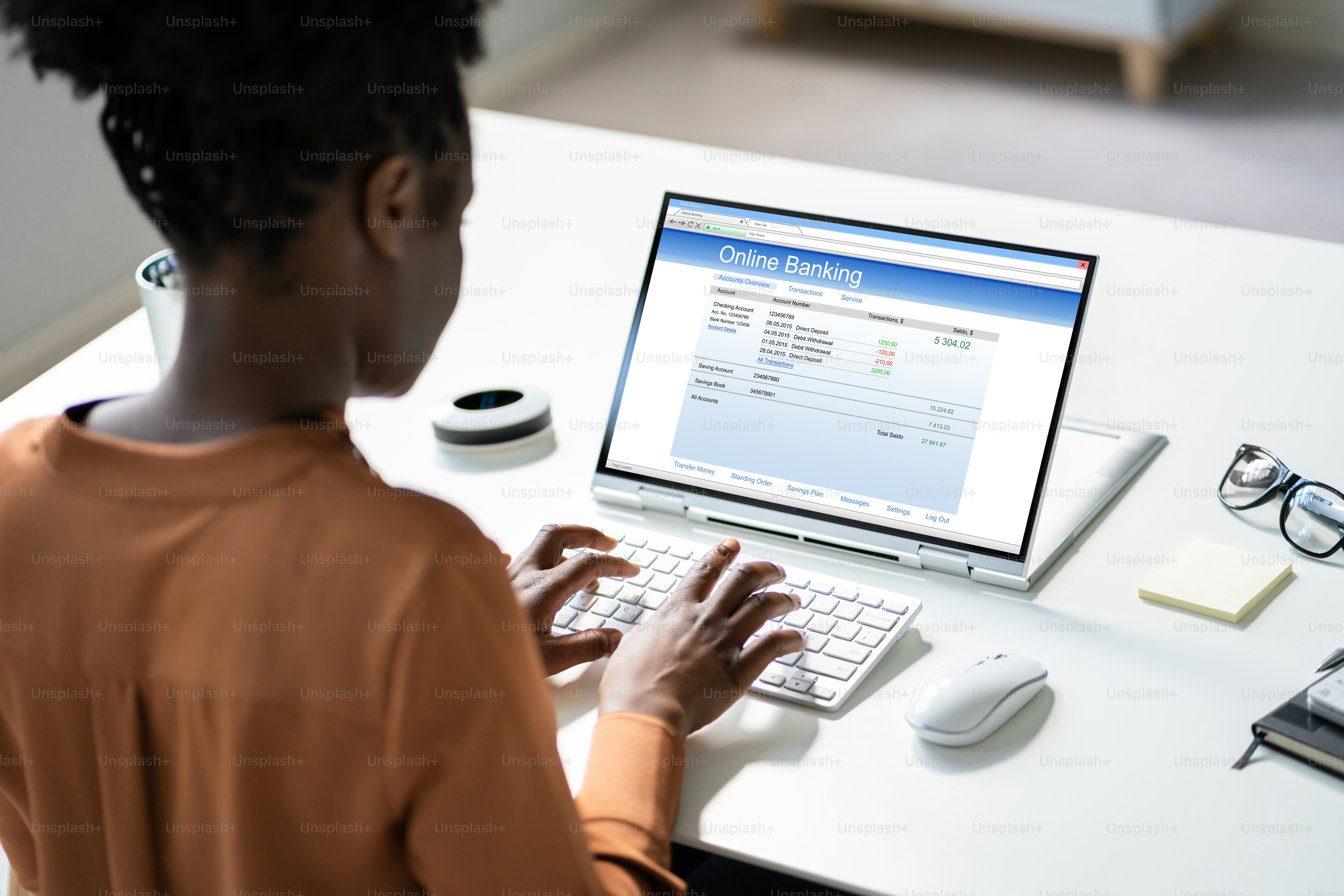 Perbankan Online Di Laptop. Saldo Uang Dan Tabungan