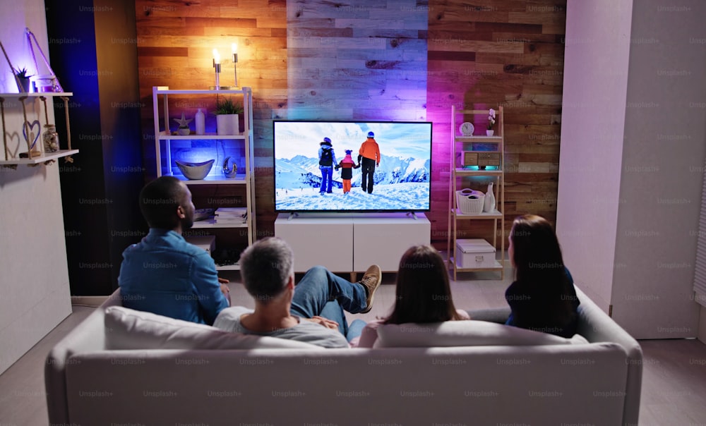 Família africana assistindo filme de TV na televisão