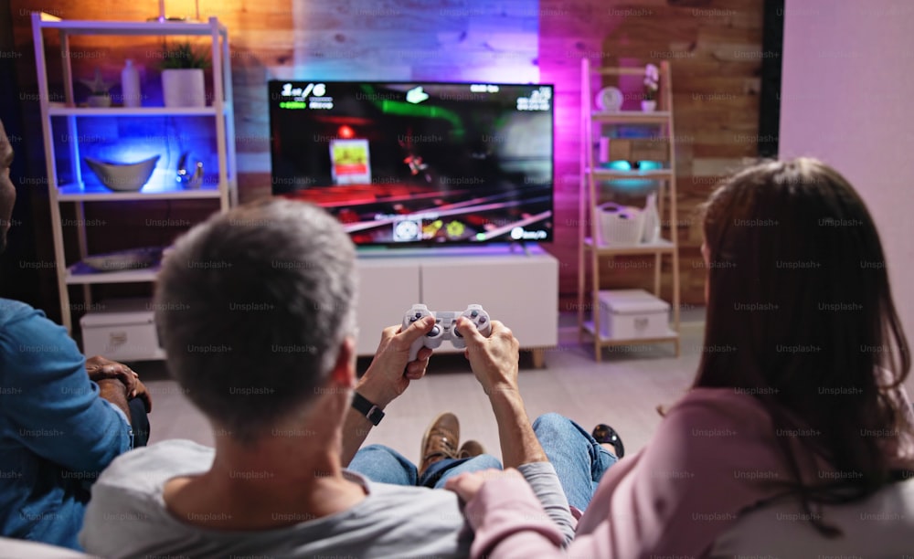 Vista traseira de um povo jogando videogames em casa