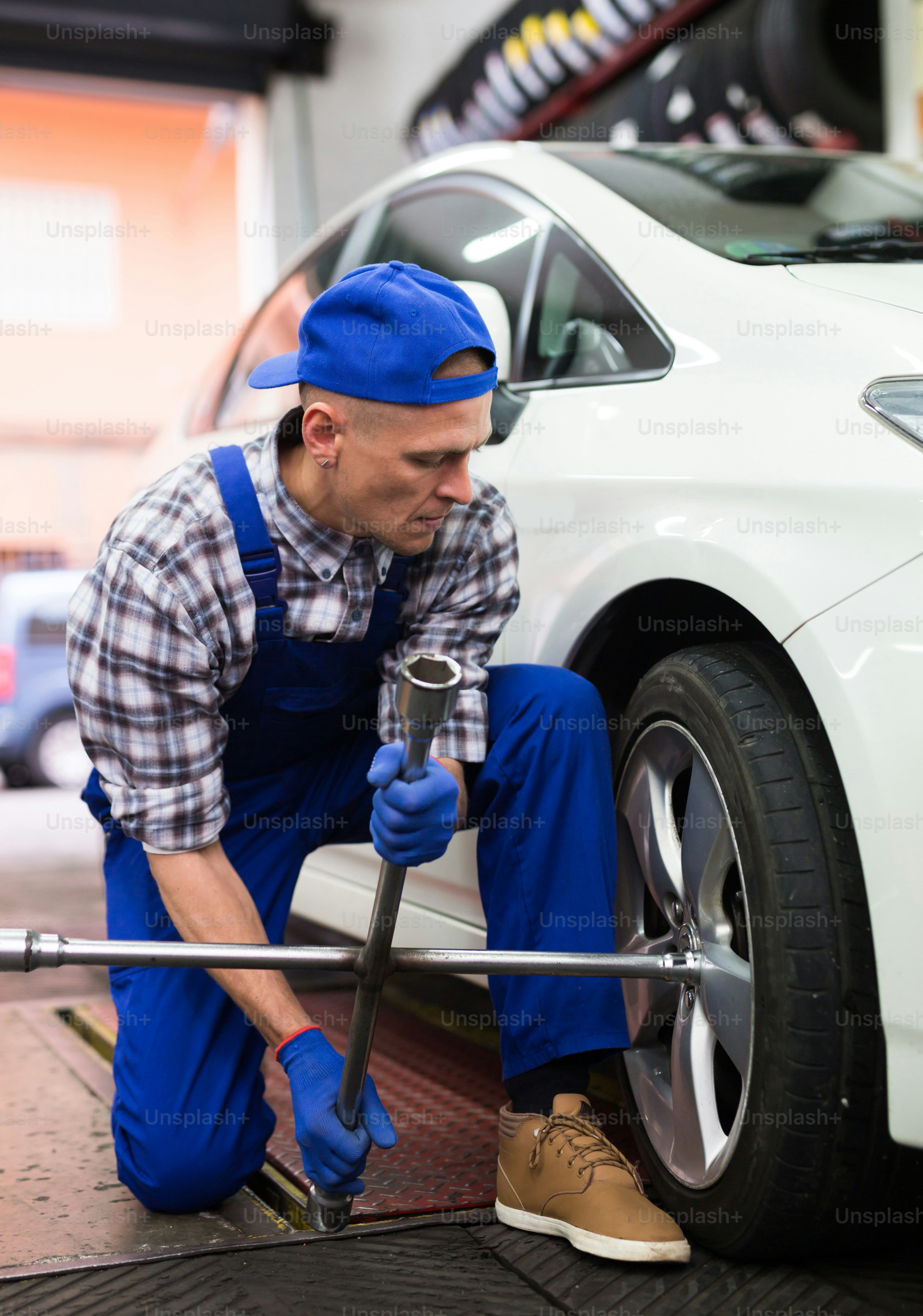 Portrait d’un mécanicien en salopette dans un atelier de réparation automobile