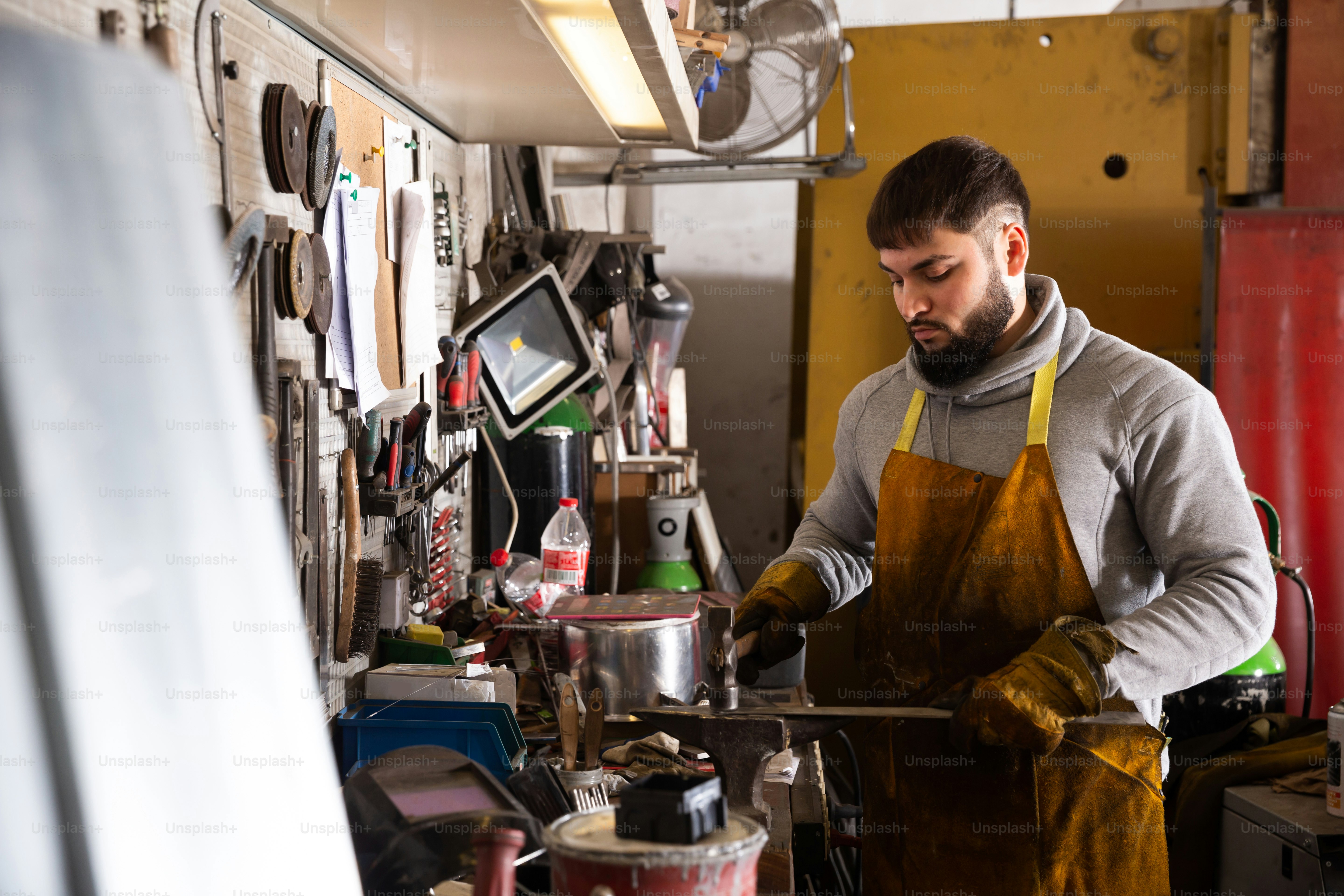 Porträt eines professionellen Arbeiters bei der Arbeit mit Stahl in der Werkstatt