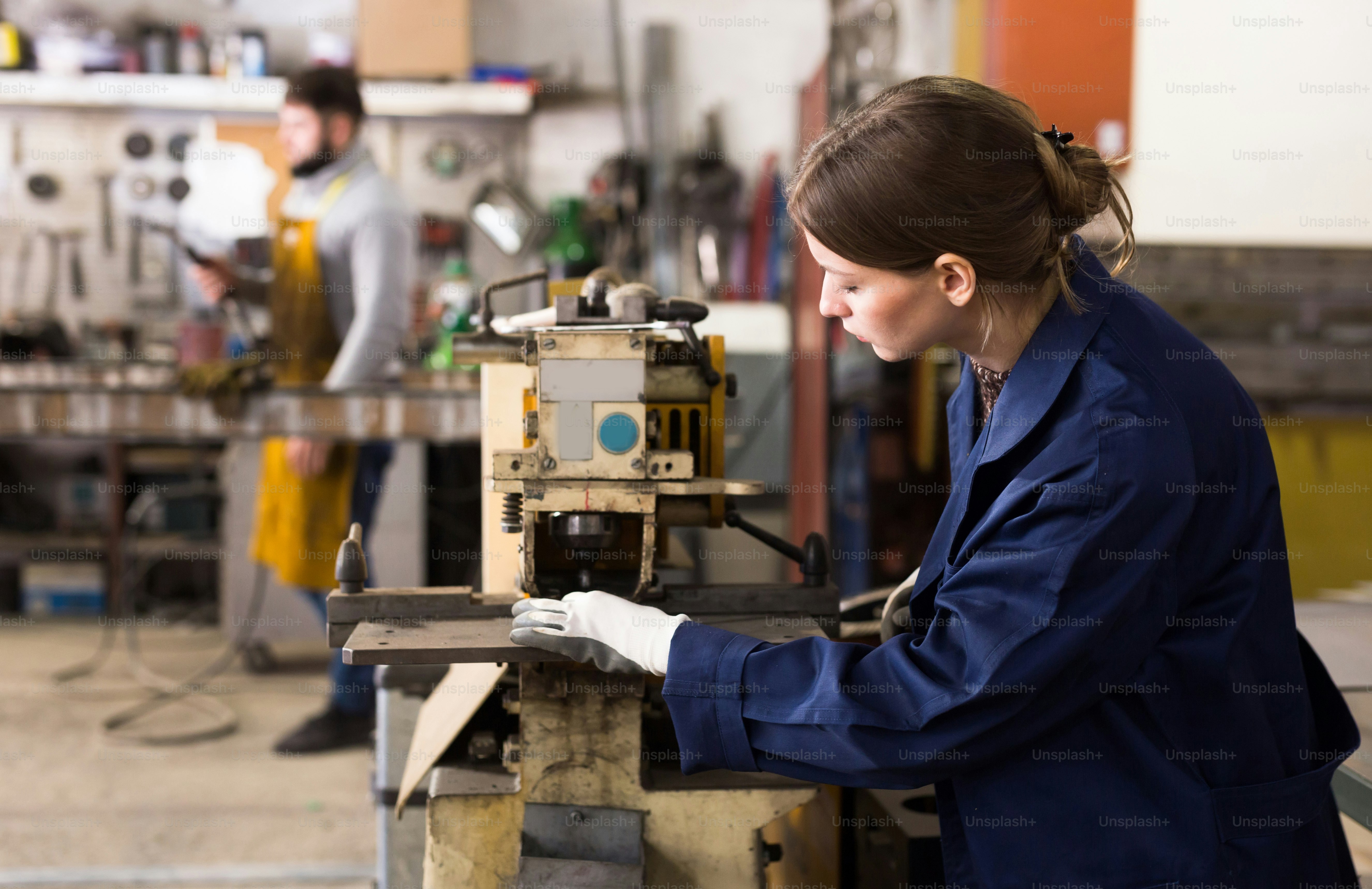Ritratto di donna che guarda il tubo del profilo di acciaio del profilo