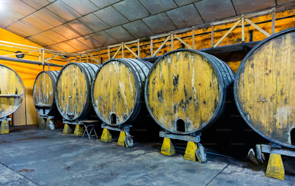 Vue intérieure de Sidreria asturienne avec des fûts de cidre en bois