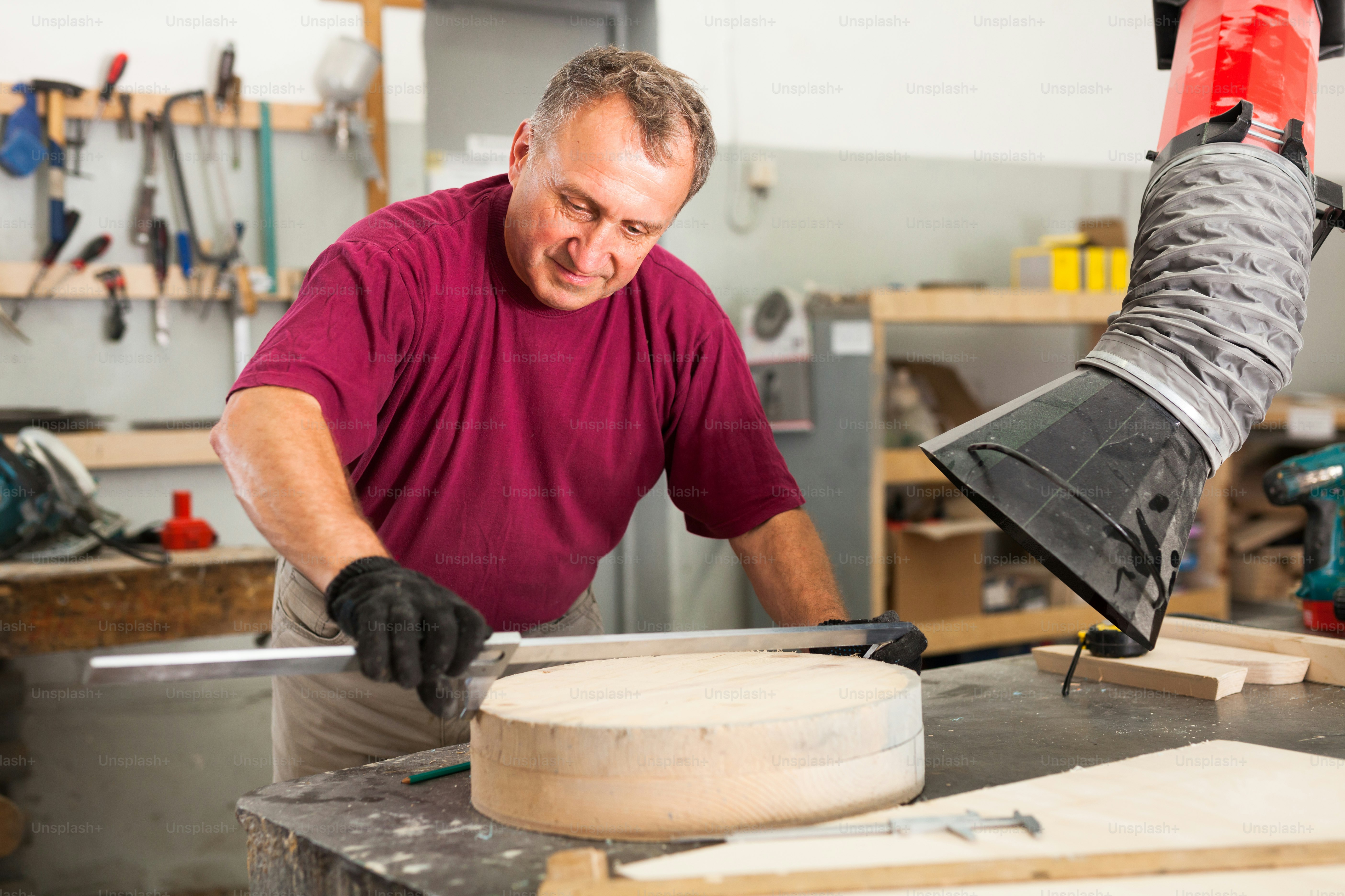 Master misst das hölzerne Werkstück vor der Bearbeitung