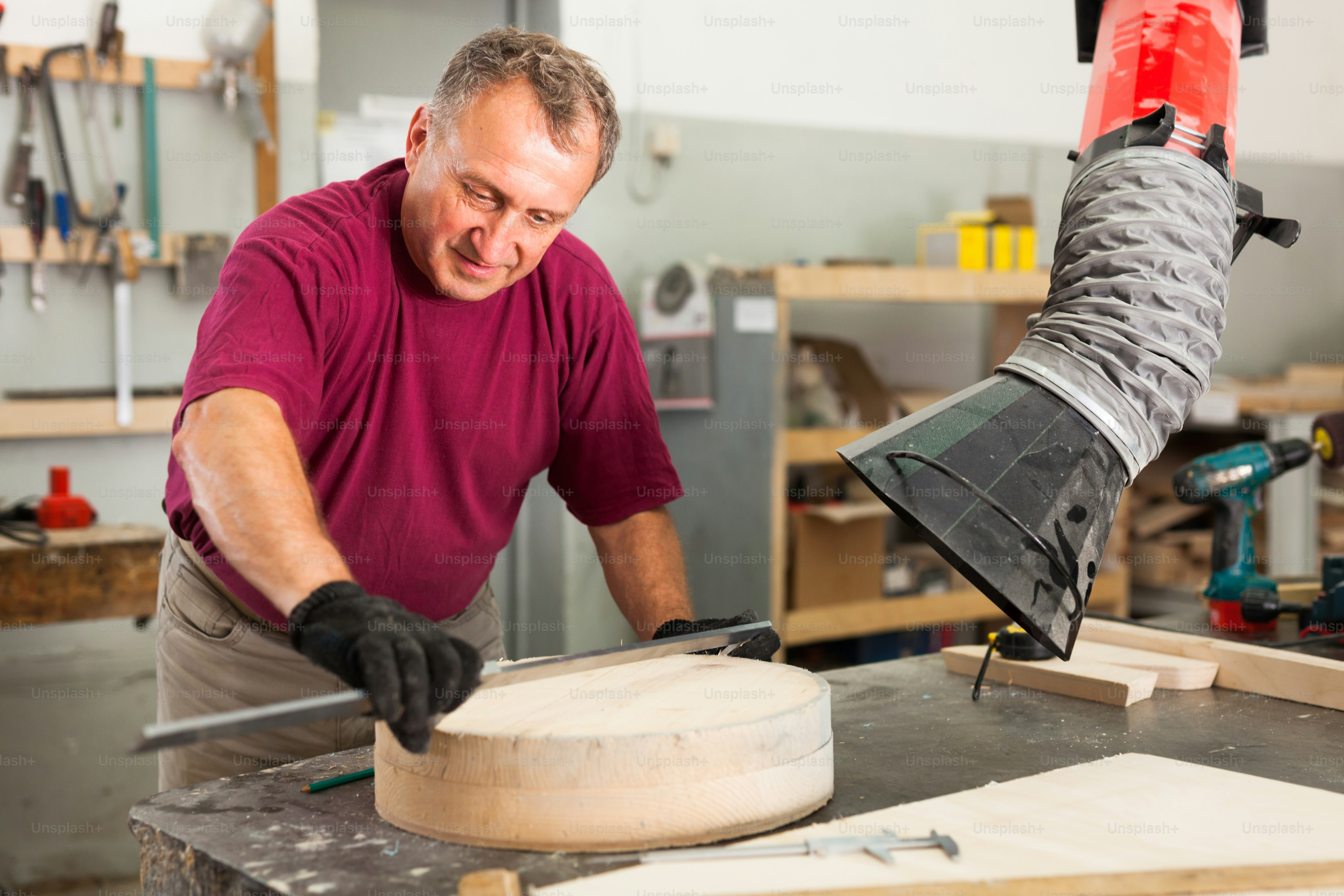Master misst das hölzerne Werkstück vor der Bearbeitung