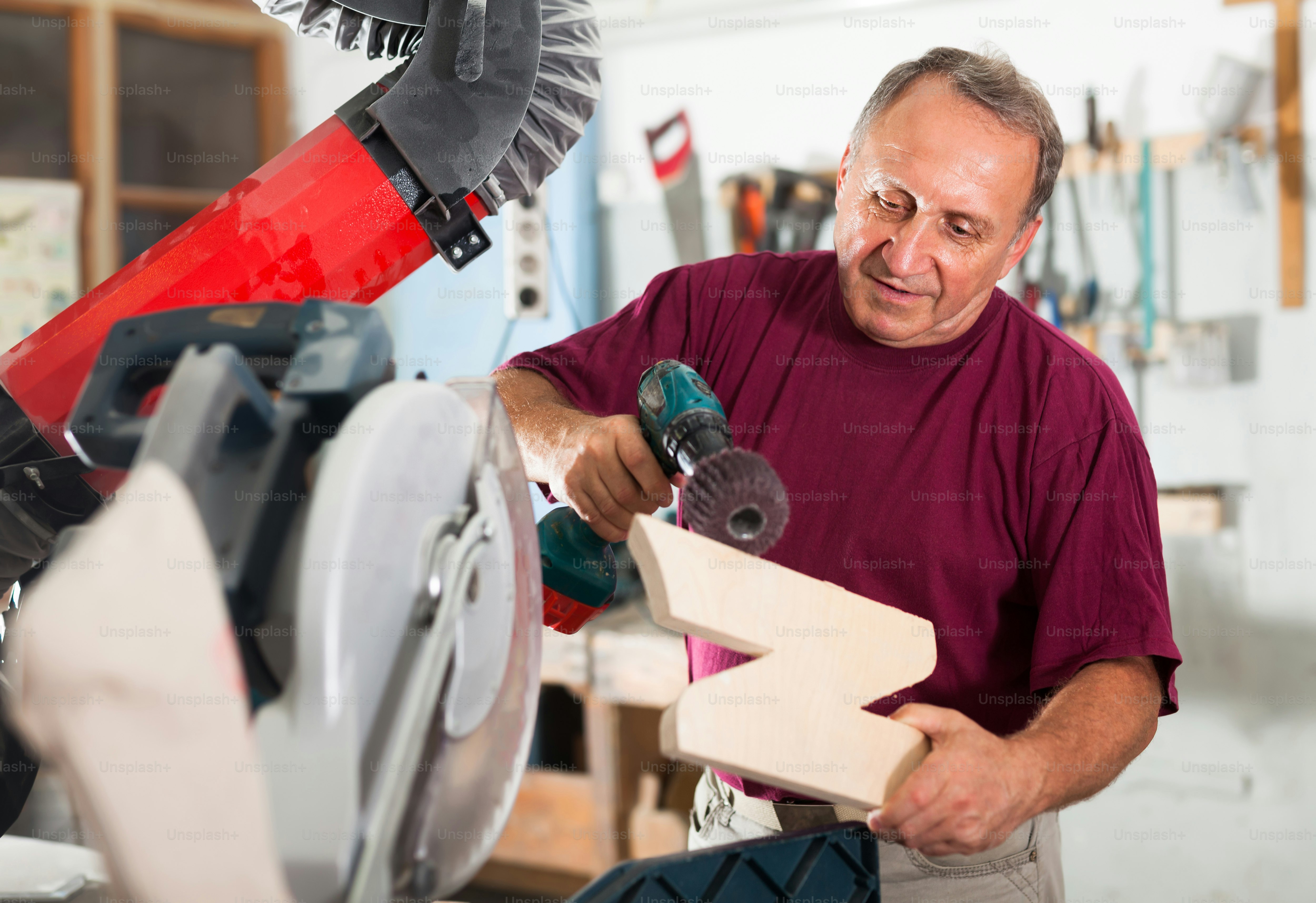 Schreiner bearbeitet hölzerne 3D-Details mit einer Scheibendrahtbürste