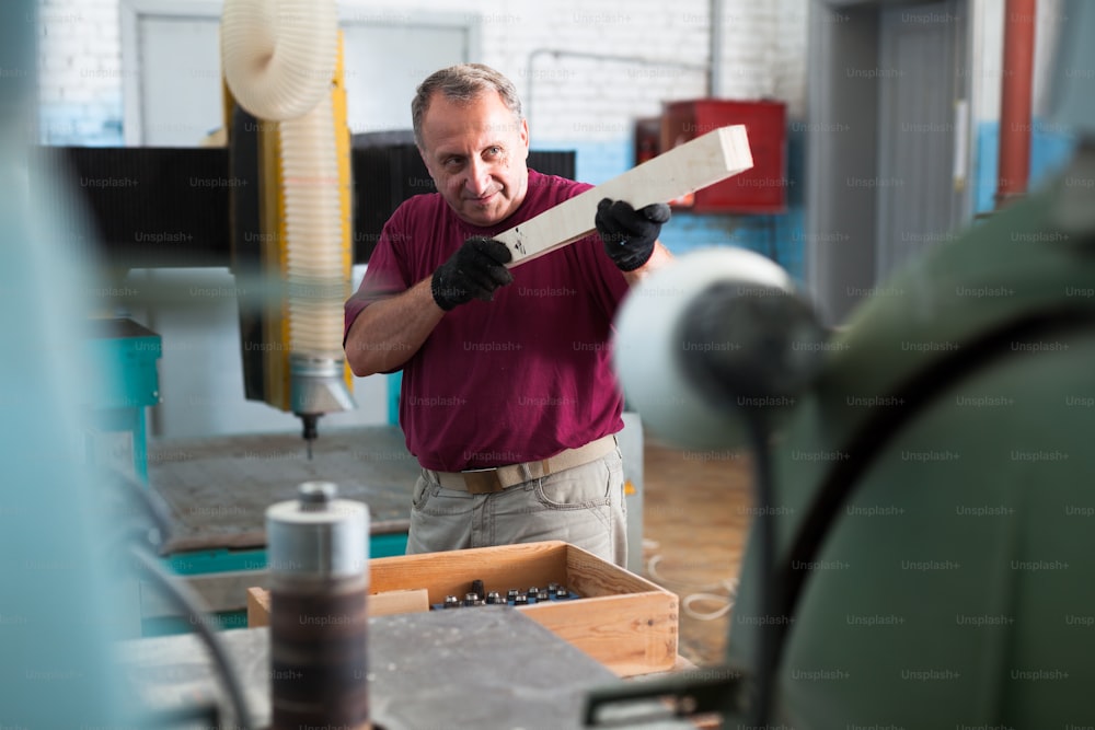 Positive craftsman working on a thicknessing machine