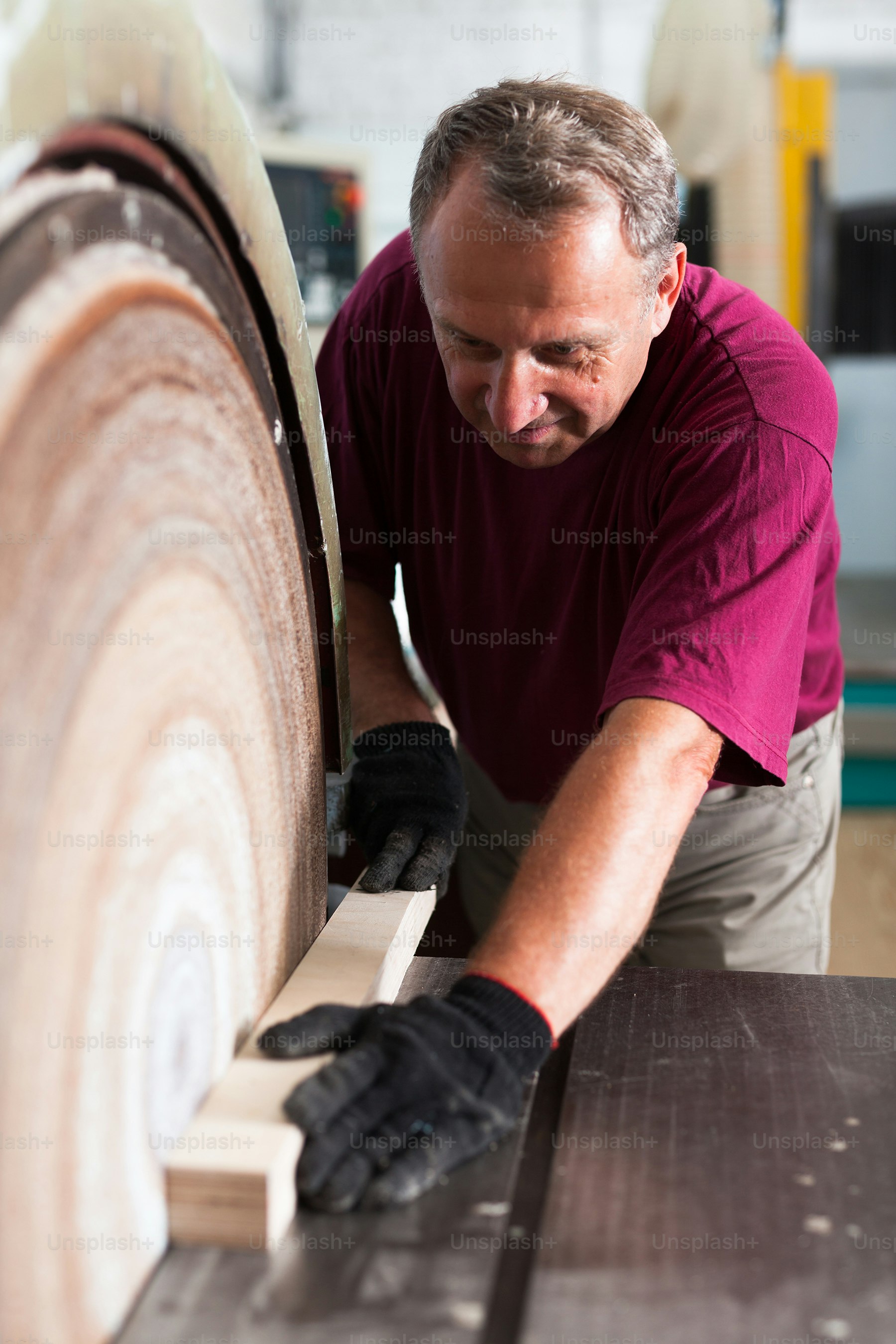 Arbeiter schleift Holzklötze auf Schleifmaschine